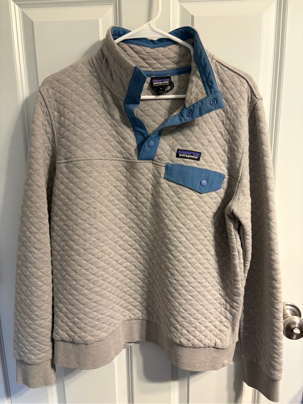 Patagonia Quilted Snap-Front Pullover in Light Gray with Blue Trim Women’s